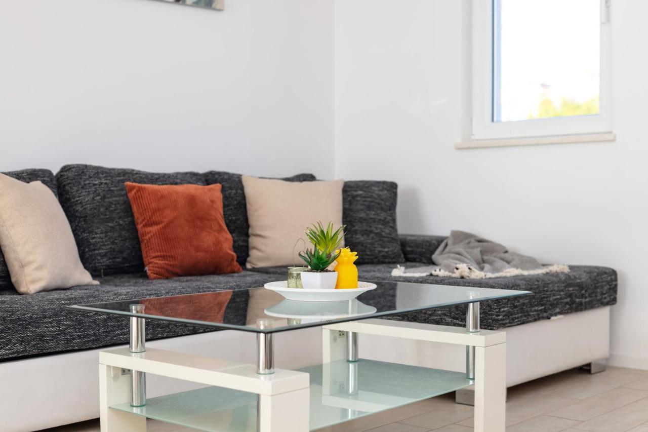 Apartments Tanita Подстрана Екстер'єр фото